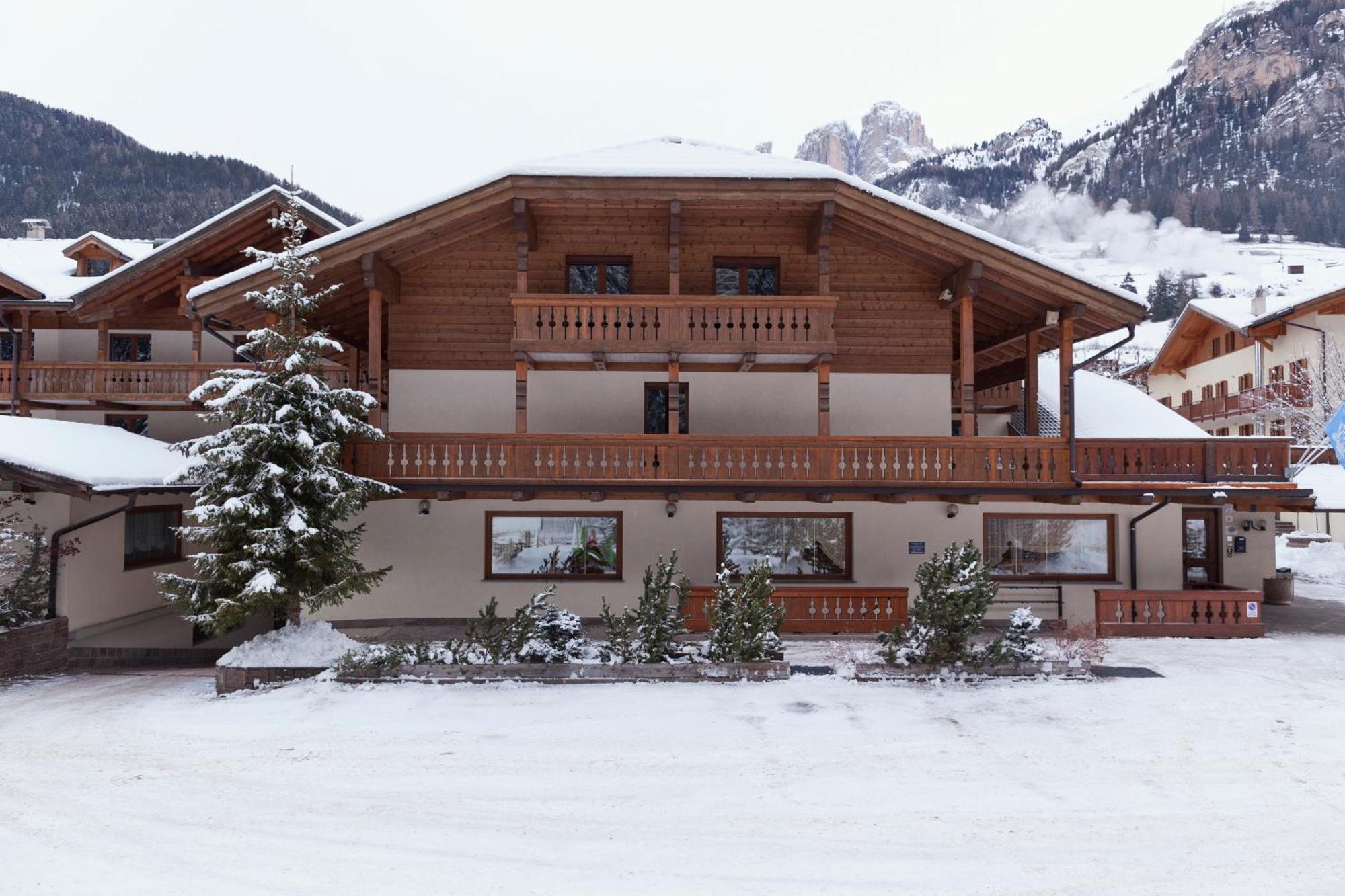 Hotel Sella Ronda Serenella กัมปีเตลโลดีฟัสซา ภายนอก รูปภาพ