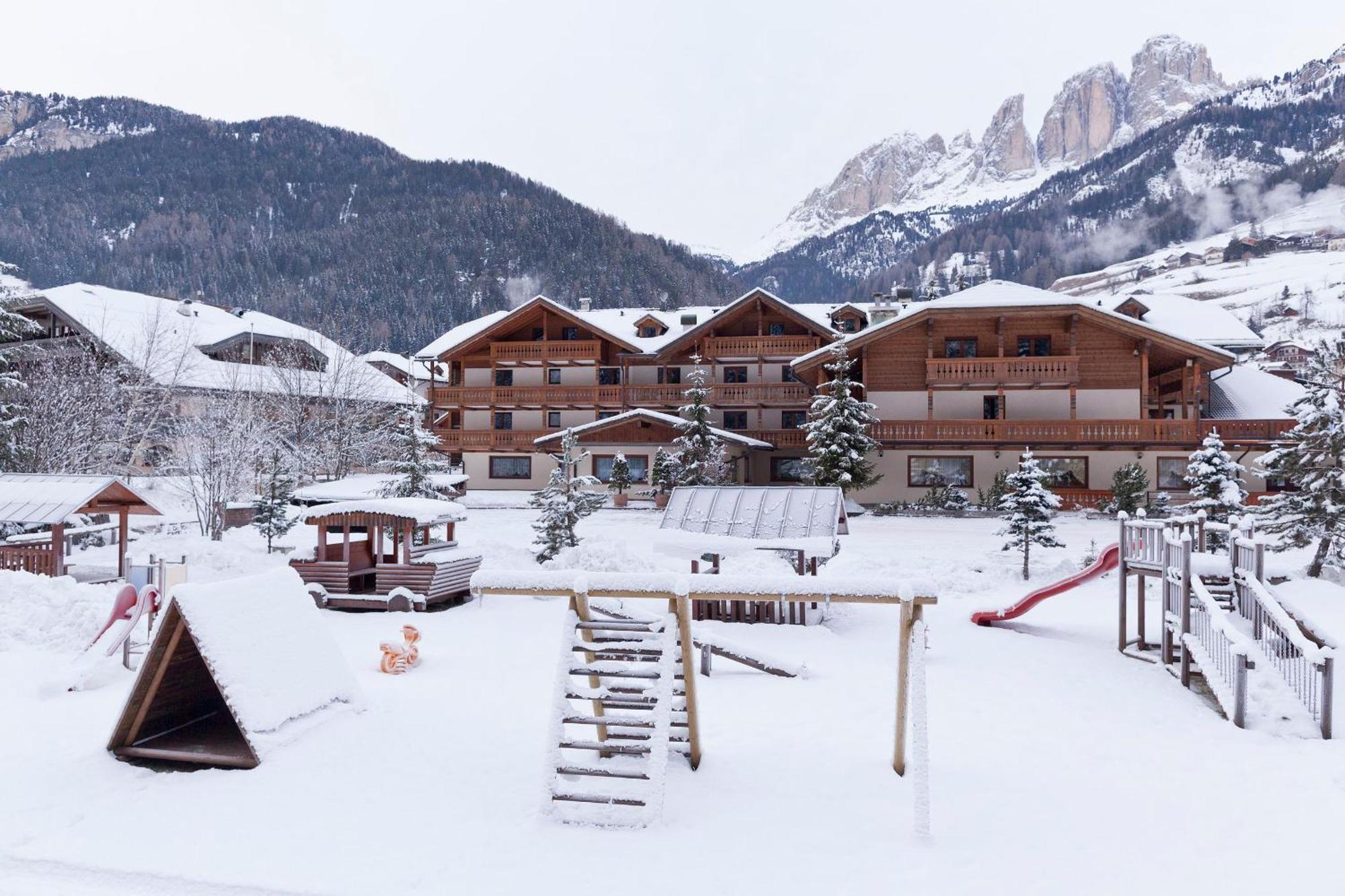 Hotel Sella Ronda Serenella กัมปีเตลโลดีฟัสซา ภายนอก รูปภาพ