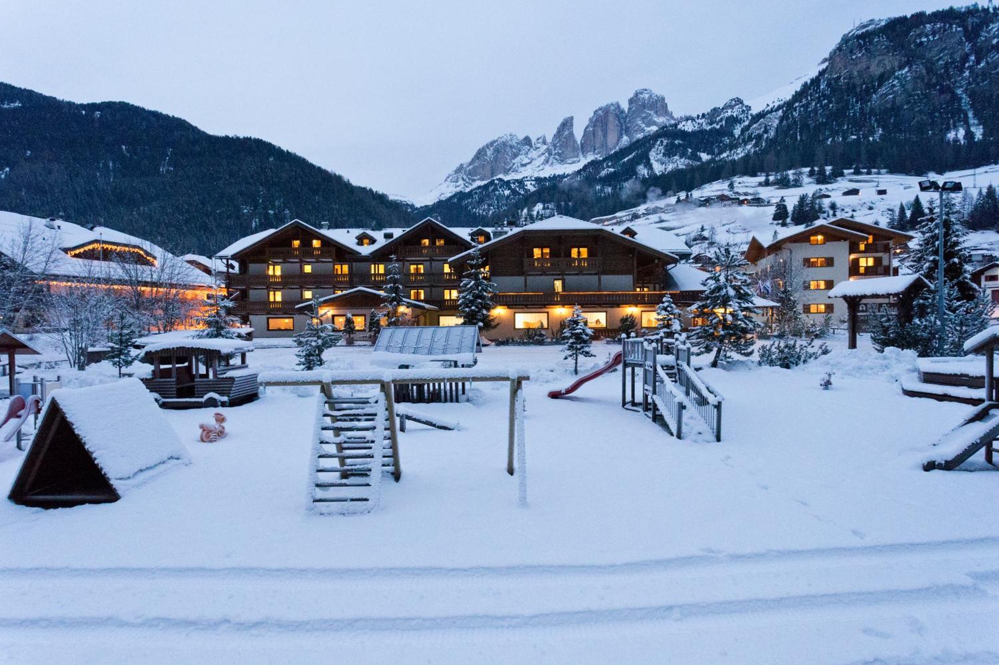 Hotel Sella Ronda Serenella กัมปีเตลโลดีฟัสซา ภายนอก รูปภาพ