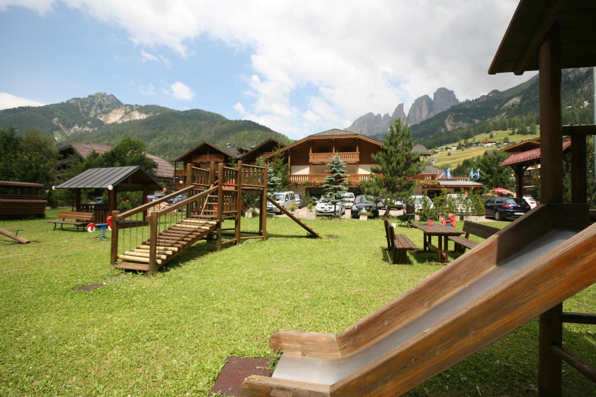 Hotel Sella Ronda Serenella กัมปีเตลโลดีฟัสซา ภายนอก รูปภาพ