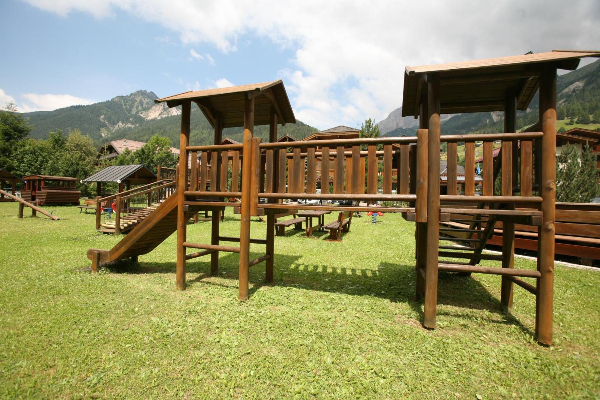 Hotel Sella Ronda Serenella กัมปีเตลโลดีฟัสซา ภายนอก รูปภาพ