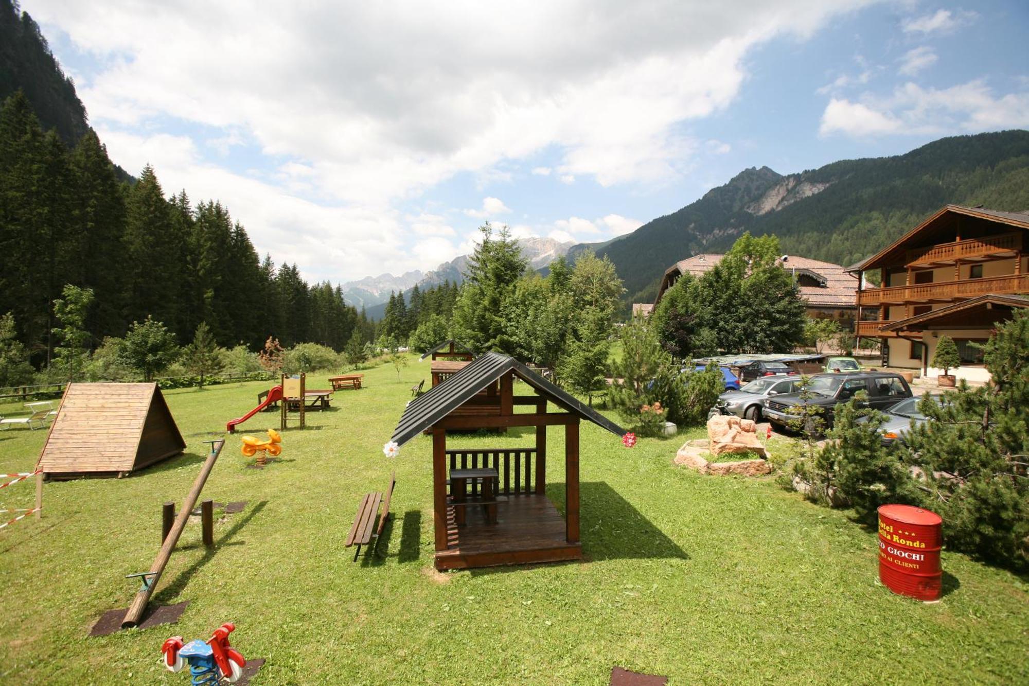 Hotel Sella Ronda Serenella กัมปีเตลโลดีฟัสซา ภายนอก รูปภาพ